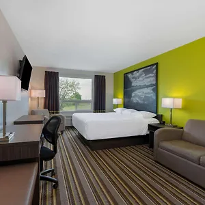 Super 8 By Wyndham East Mb Hotel